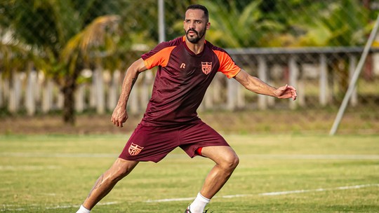 Técnico do CRB diz que Anselmo Ramon precisa de apoio para superar a  fase: "Nosso artilheiro" - Foto: (Francisco Cedrim/ASCOM CRB)