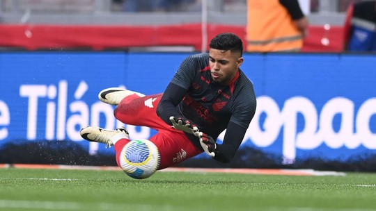 Varini elogia Mycael e vê disputa aberta no gol do Athletico - Foto: (José Tramontin/Athletico)